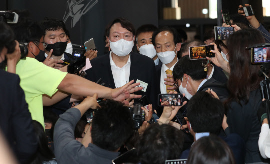 지난 6월9일 서울 중구 남산예장공원 내에 있는 우당 기념관 개관식에 참석한 윤석열 전 검찰총장이 전시물을 관람한 뒤 취재진에 둘러싸여 있다. 연합뉴스